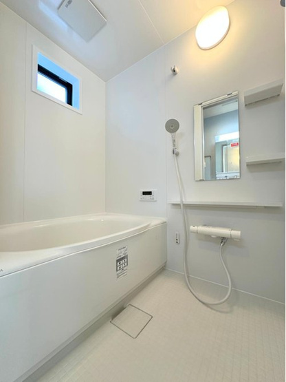 【浴室】 |  東大和市新堀２丁目 | ユニットバスはゆったりとくつろげる1坪タイプ。足までしっかりと伸ばせる浴槽は、心身ともにしっかりと疲れを癒してくれます。