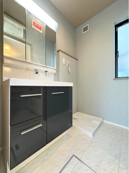 【洗面所】 |  東大和市新堀２丁目 | 収納力と機能性に優れたお手入れラクラク三面鏡洗面化粧台です。