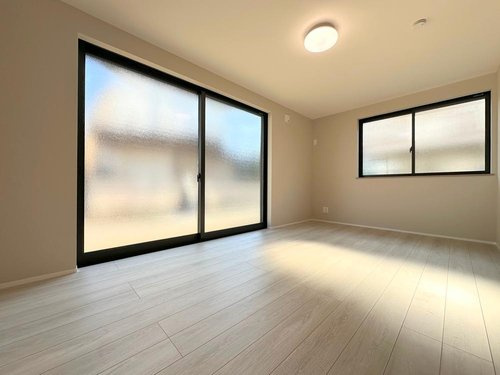 【洋室】 |  東大和市新堀２丁目 | ２面採光なので、日差しを長時間受ける事が出来る暖かいお部屋です。もちろんペアガラスなので、遮音性にも優れ、結露も発生しにくい構造。サッシ周りのカビが発生しにくくなりますね。