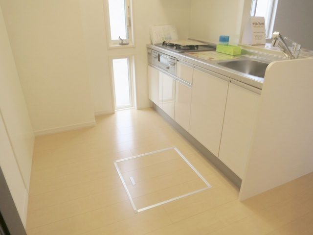 フォルテーヌⅤのキッチン|ゆとりのあるキッチンスペースで床下収納もあって便利です♪