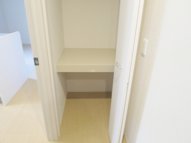 フォルテーヌⅤの収納|玄関正面にも収納があるので、お外用の物を収納しても良いですね♪