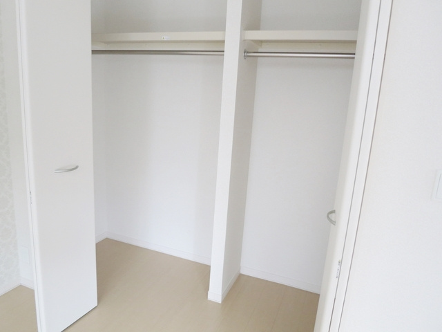 フォルテーヌⅤの収納|パイプも通っているのでコートなども掛けられますね♪