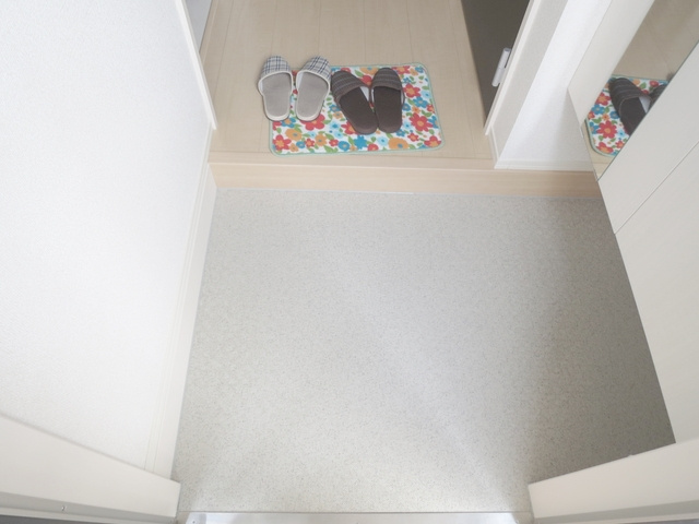 フォルテーヌⅤの玄関|綺麗な玄関スペースです♪