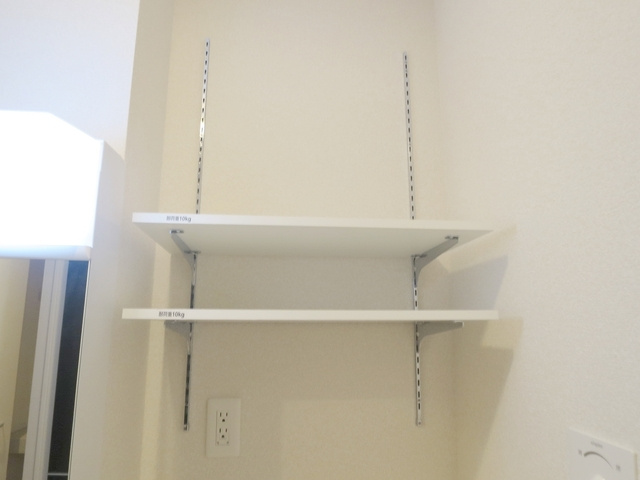 フォルテーヌⅤの内装|洗面スペースに棚があるので籠を置いたりも出来ますね♪