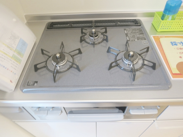 フォルテーヌⅤのキッチン|3口コンロでグリルも使えてお料理の幅が広がりますね♪