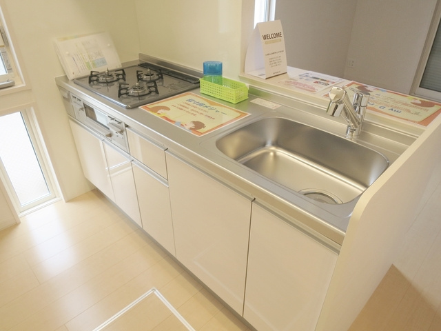 フォルテーヌⅤのキッチン|優しい色調の使い易いシステムキッチンです♪