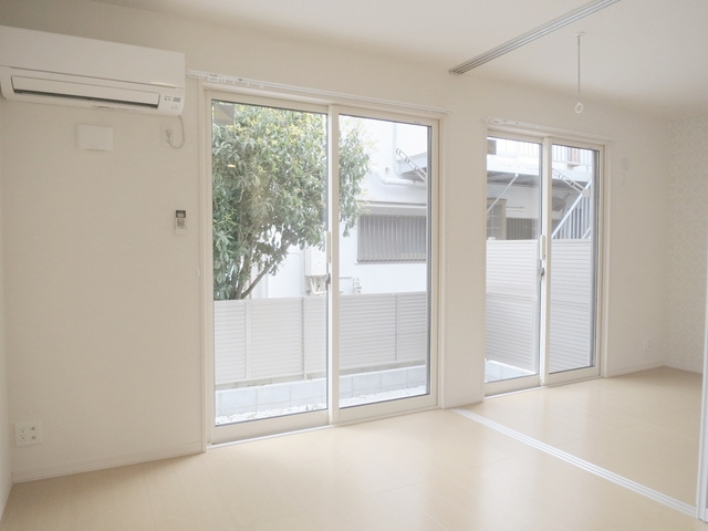 フォルテーヌⅤの居間・リビング|テラスに繋がる広々明るいリビングです☆洋室と繋げて更に広くもなりますね♪