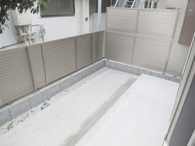 フォルテーヌⅤのバルコニー|広いテラスで外干ししたり、お花を育てたりできますね♪