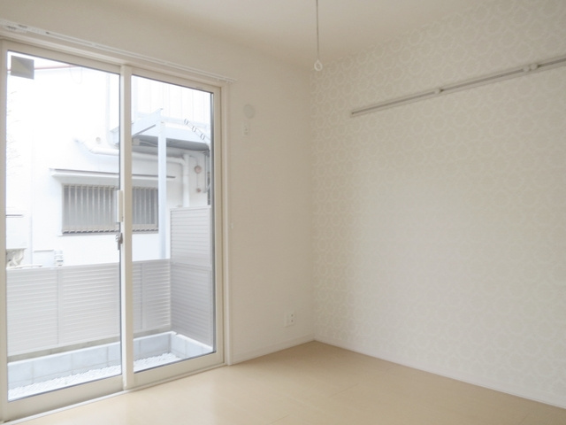 フォルテーヌⅤの洋室|優しい色調のフローリングの洋室です♪