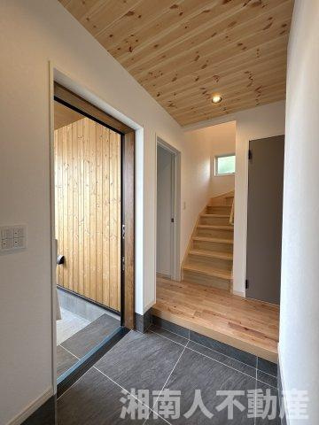 茅ヶ崎市柳島海岸　新築一戸建て　全3棟の玄関|毎日通る玄関はこちらです