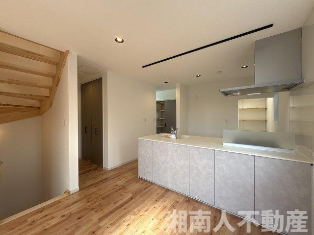 茅ヶ崎市柳島海岸　新築一戸建て　全3棟の居間・リビング|ゆったり過ごせる居間です
