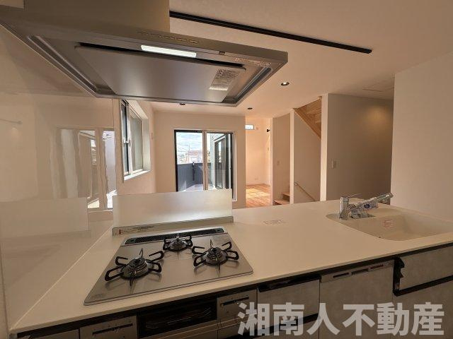 茅ヶ崎市柳島海岸　新築一戸建て　全3棟のキッチン|キッチンでお料理をお楽しみください