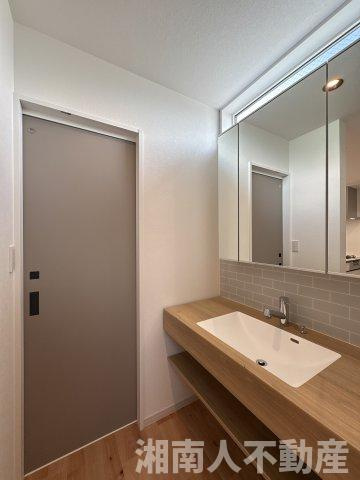 茅ヶ崎市柳島海岸　新築一戸建て　全3棟の洗面所|明るい洗面所です