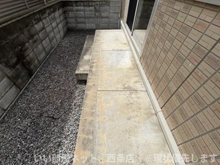 ウィステリア・フィールド　B棟の庭