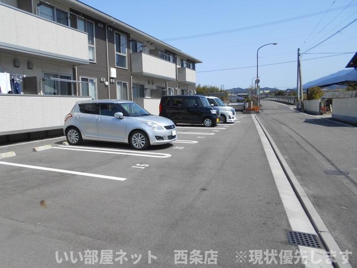 パールリリィの駐車場