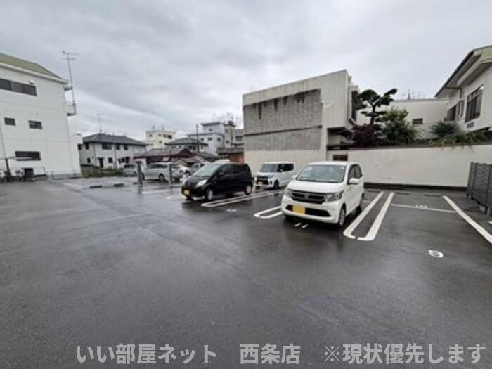 メゾン　ドーミーの駐車場