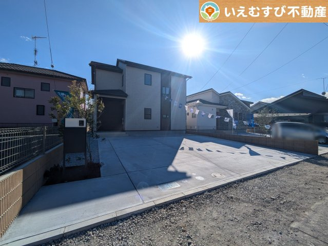 BLOOMING GARDEN　行田市富士見町2丁目2期の駐車場|並列4台駐車可能なゆとりのカースペース
複数台車をお持ちでも、お友達が遊びに来てもゆとりの駐車スペース！