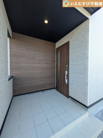 BLOOMING GARDEN　行田市富士見町2丁目2期のエントランス|雨が防げる広々エントランス
駐車場からアクセスの良いエントランス。雨の日や荷物が多くても安心の動線♪