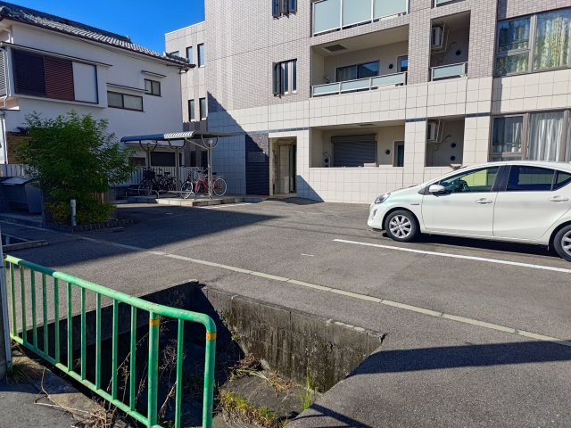 エバーグレイスの駐車場