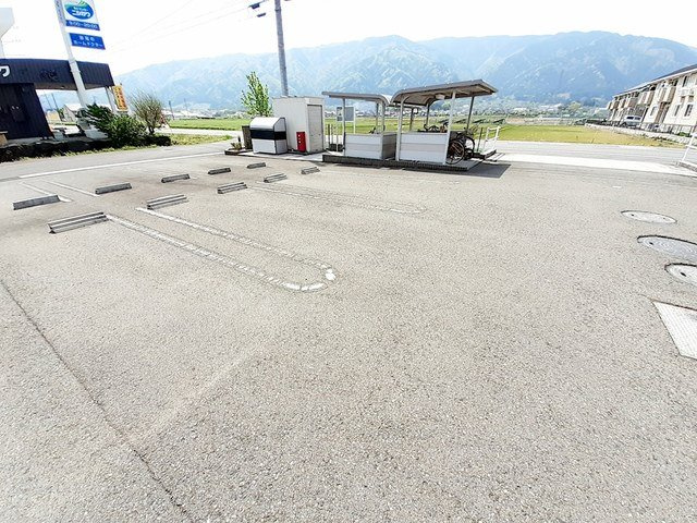 クレデヴェールＡの駐車場