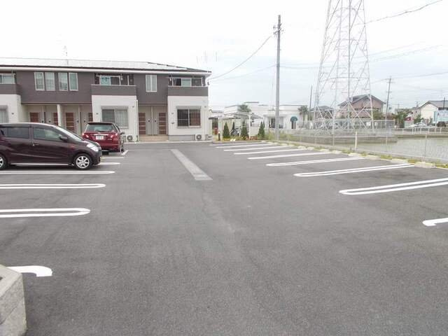 イースト　ヴィレッジＢの駐車場