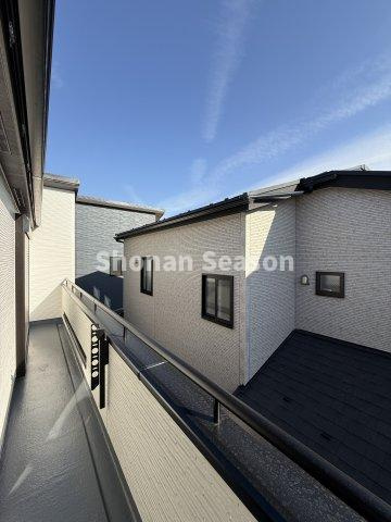 【バルコニー】 | 部屋から出入りができるバルコニーは広々しており、たくさんの洗濯物が干せます◎