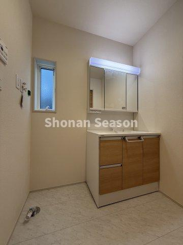 【独立洗面台】 | 三面鏡付き洗面台で外出の支度も楽々です♪