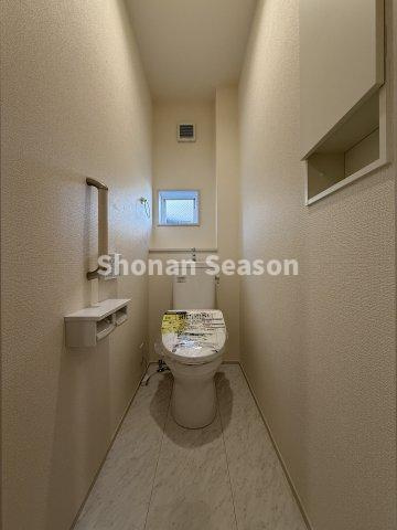 【トイレ】 | トイレにも収納があり、ペーパーなどをスッキリ保管できます◎