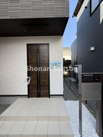 【玄関】 | 全３棟あるので、お好きなお住まいを選べます◎
