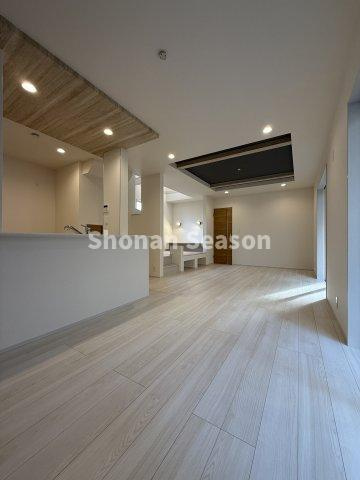 【居間・リビング】 | 学区：南原小学校まで徒歩3分とお子様の通学にも楽々です☆　
カースペース2台あり◎