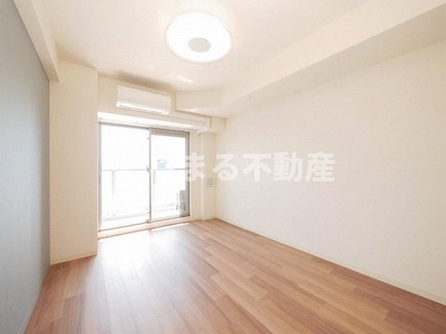 プレサンス谷町九丁目駅前の居間・リビング