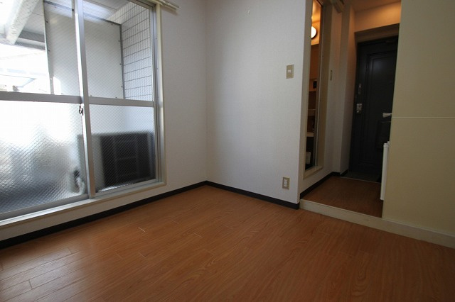 エアリーコート小阪の洋室