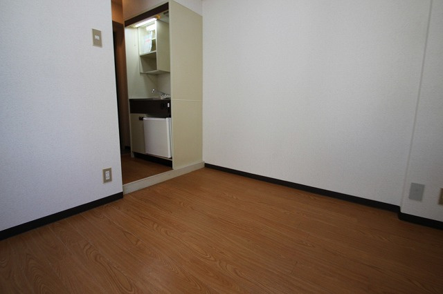 エアリーコート小阪の洋室