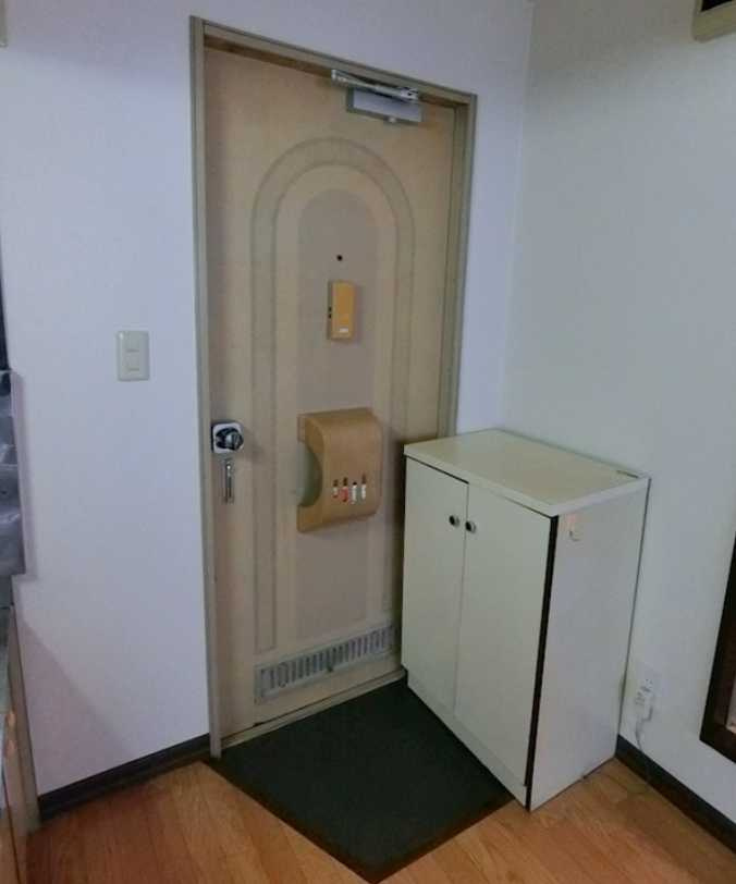 パインハイツ　南西角部屋　追焚　バストイレ別の玄関