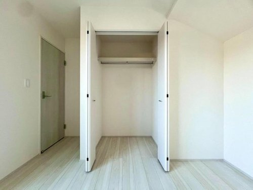 【Livele Garden.S】東村山市萩山町６期の洋室|お部屋の整理整頓に役立つ収納は、全居室に設置あり