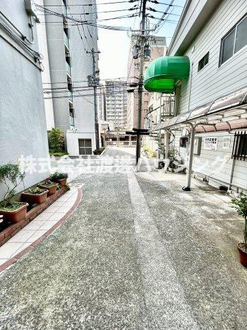 三功ビルのエントランス