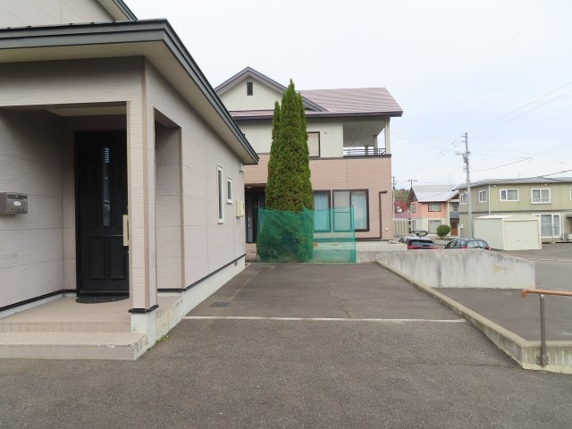 【駐車場】 | 北見市美山町東３丁目７０番地１６５　中古売家　 | 合計7台以上駐車可