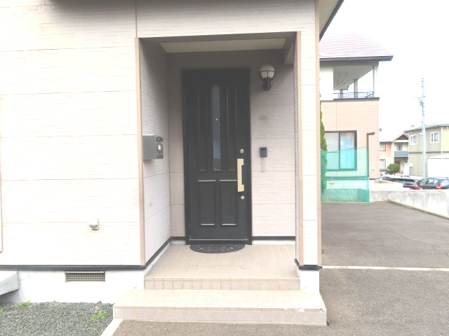【玄関】 | 北見市美山町東３丁目７０番地１６５　中古売家　 | ポーチ