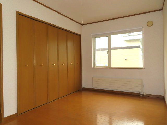 【洋室】 | 北見市美山町東３丁目７０番地１６５　中古売家　 | 2階西側6帖洋室