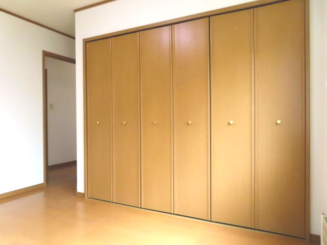 【収納】 | 北見市美山町東３丁目７０番地１６５　中古売家　 | 2階西側6帖洋室収納