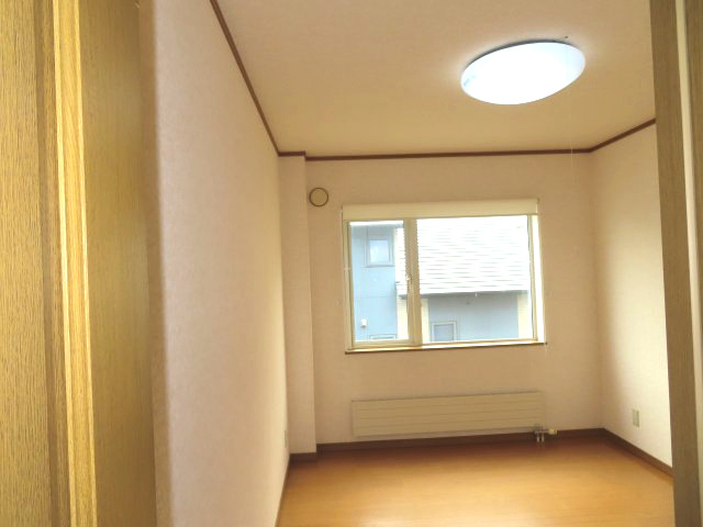 【洋室】 | 北見市美山町東３丁目７０番地１６５　中古売家　 | 2階東側6帖洋室