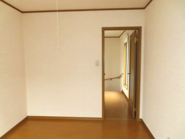 【洋室】 | 北見市美山町東３丁目７０番地１６５　中古売家　 | 2階東側6帖洋室