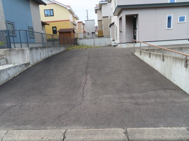 【駐車場】 | 北見市美山町東３丁目７０番地１６５　中古売家　 | 合計7台以上駐車可