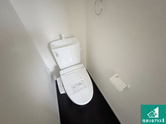 宝塚市山本西　第1期　新築一戸建てのトイレ|1・2階の2ヶ所にあるので、朝の忙しい時間の順番待ちもなく、深夜の利用にも大変便利です。