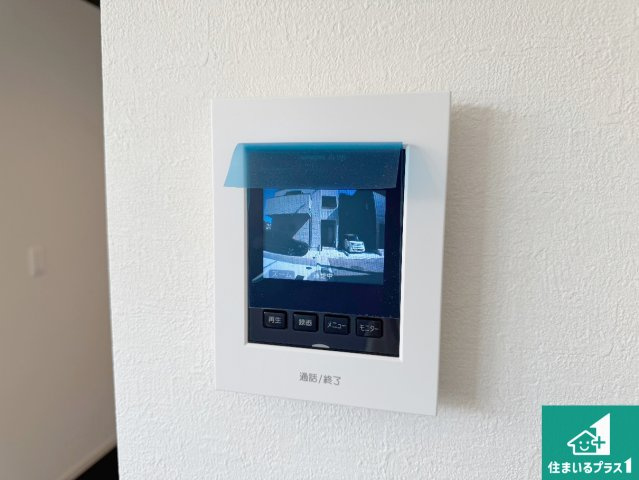 宝塚市山本西　第1期　新築一戸建ての防犯設備|カラーモニターインターホン！声だけでなく来訪者の姿や顔がモニターで確認できるので、小さなお子様がいらっしゃるご家庭でも安心できます！