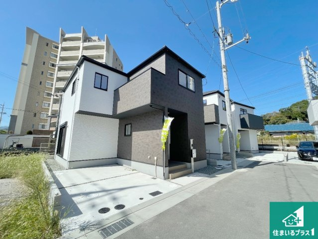 宝塚市山本西　第1期　新築一戸建ての前面道路含む現地写真|周辺は閑静な住宅街！前面道路広々で車の出し入れも便利です。駐車が苦手な方でも安心して車庫入れできます！