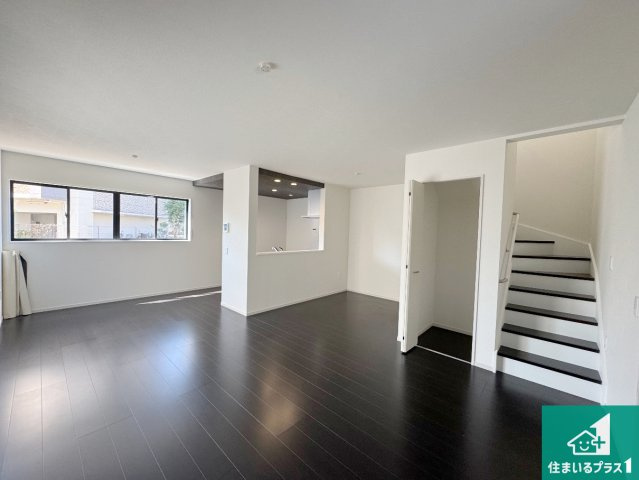 宝塚市山本西　第1期　新築一戸建ての居間・リビング|日当たり良好の明るいリビングで朝の目覚めもスッキリできそう！対面キッチンでご家族のコミュニケーションも自然と増える設計！小さなお子様が遊ぶスペースを作っても広々とくつろげるLDK！