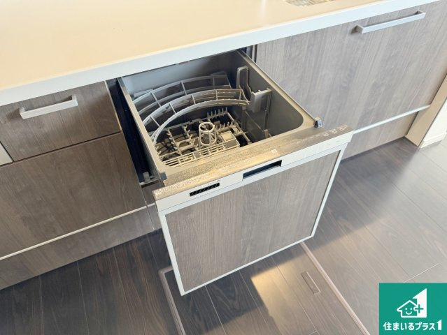 宝塚市山本西　第1期　新築一戸建ての設備|食事後の一仕事、食器洗いをボタン一つでお任せできちゃいます！場所を取らないビルトイン式なので、お料理スペースもしっかり確保！