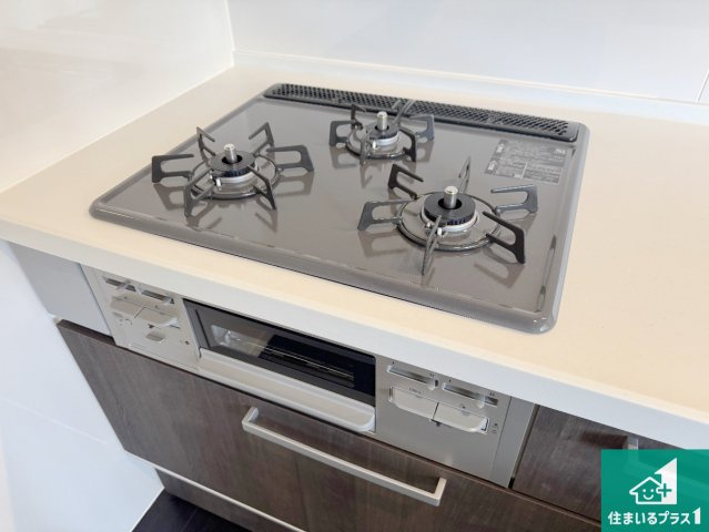 宝塚市山本西　第1期　新築一戸建ての設備|ダブル高火力Ｓｉセンサー付きコンロ！３口あるので、まとめて料理をする時も大活躍！