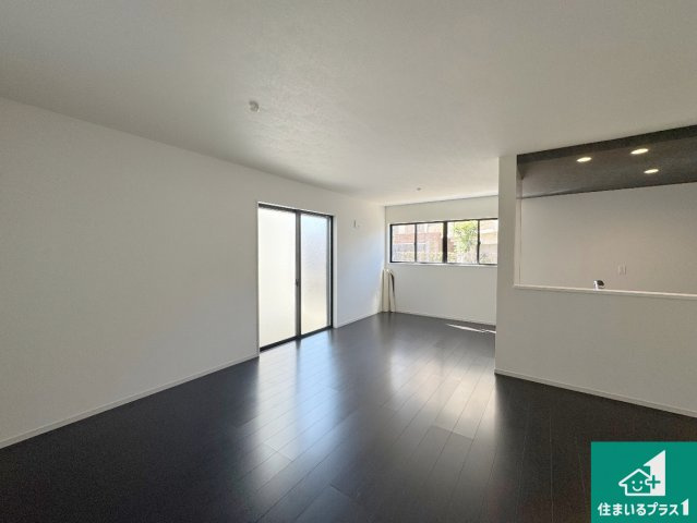 宝塚市山本西　第1期　新築一戸建ての居間・リビング|シンプルなリビングは、観葉植物等のインテリアを楽しめますね！パパ好みにも、ママ好みにも家具次第で雰囲気を変えることができます！